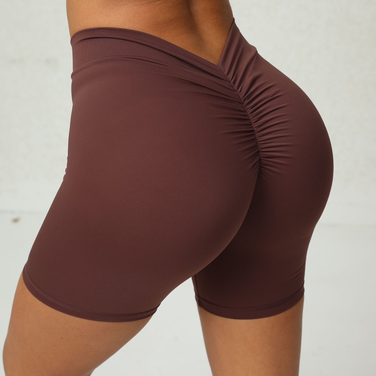 Zurück Taille Tiefe V-förmige Falten enge Yoga Shorts