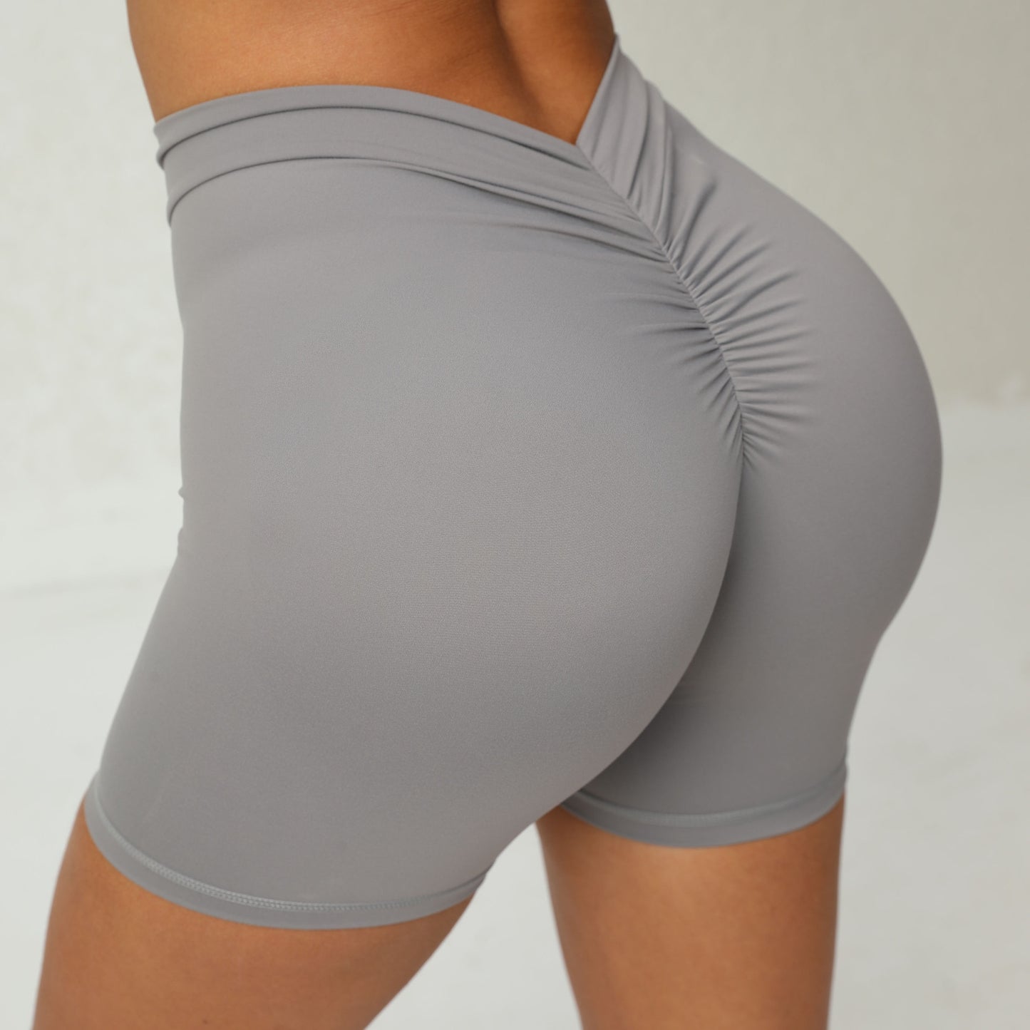 Zurück Taille Tiefe V-förmige Falten enge Yoga Shorts