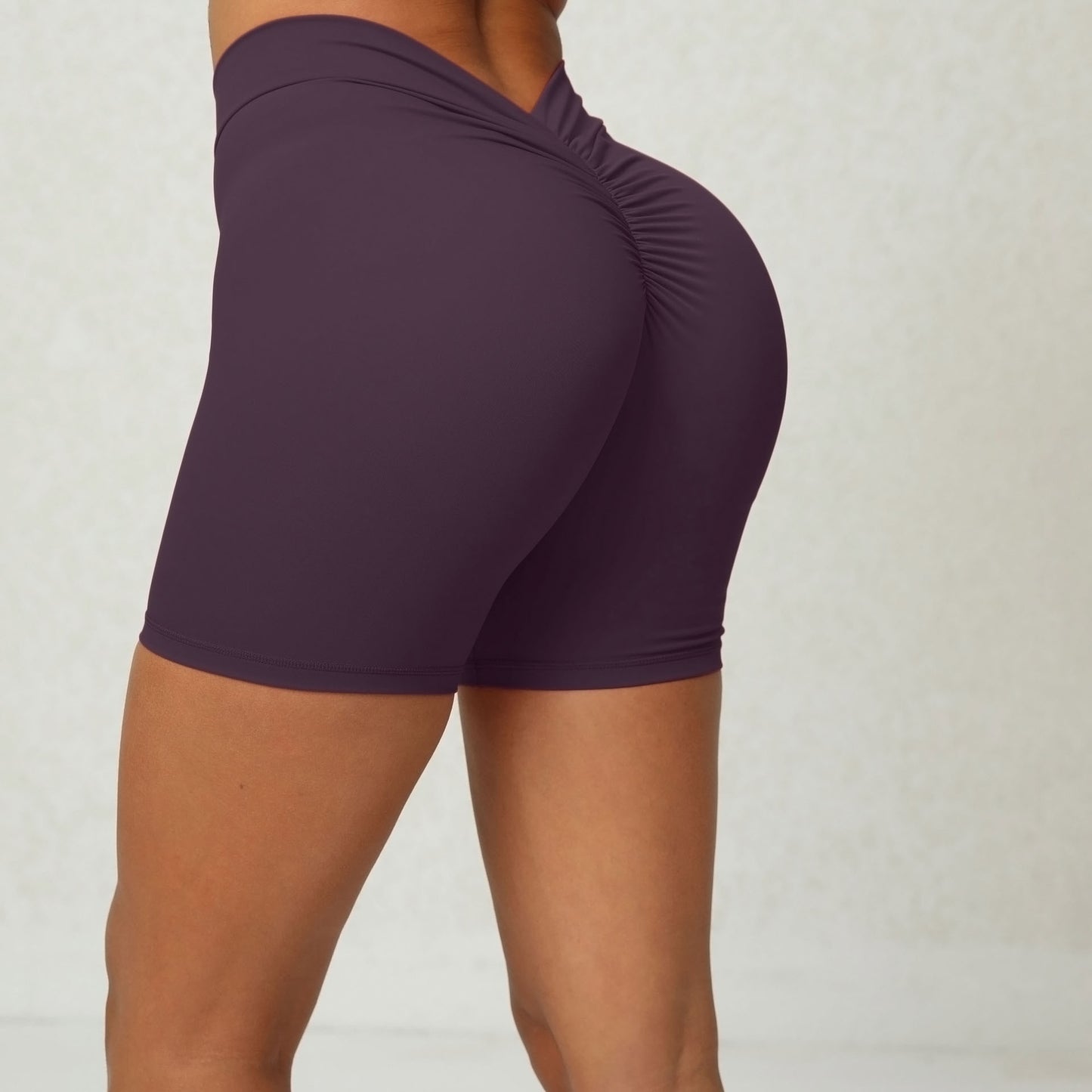 Zurück Taille Tiefe V-förmige Falten enge Yoga Shorts